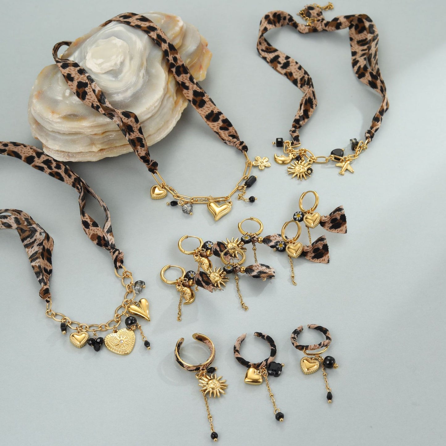 Orecchini da donna in acciaio inossidabile con ciondolo a cuore e sole con stampa leopardata alla moda e finitura galvanica