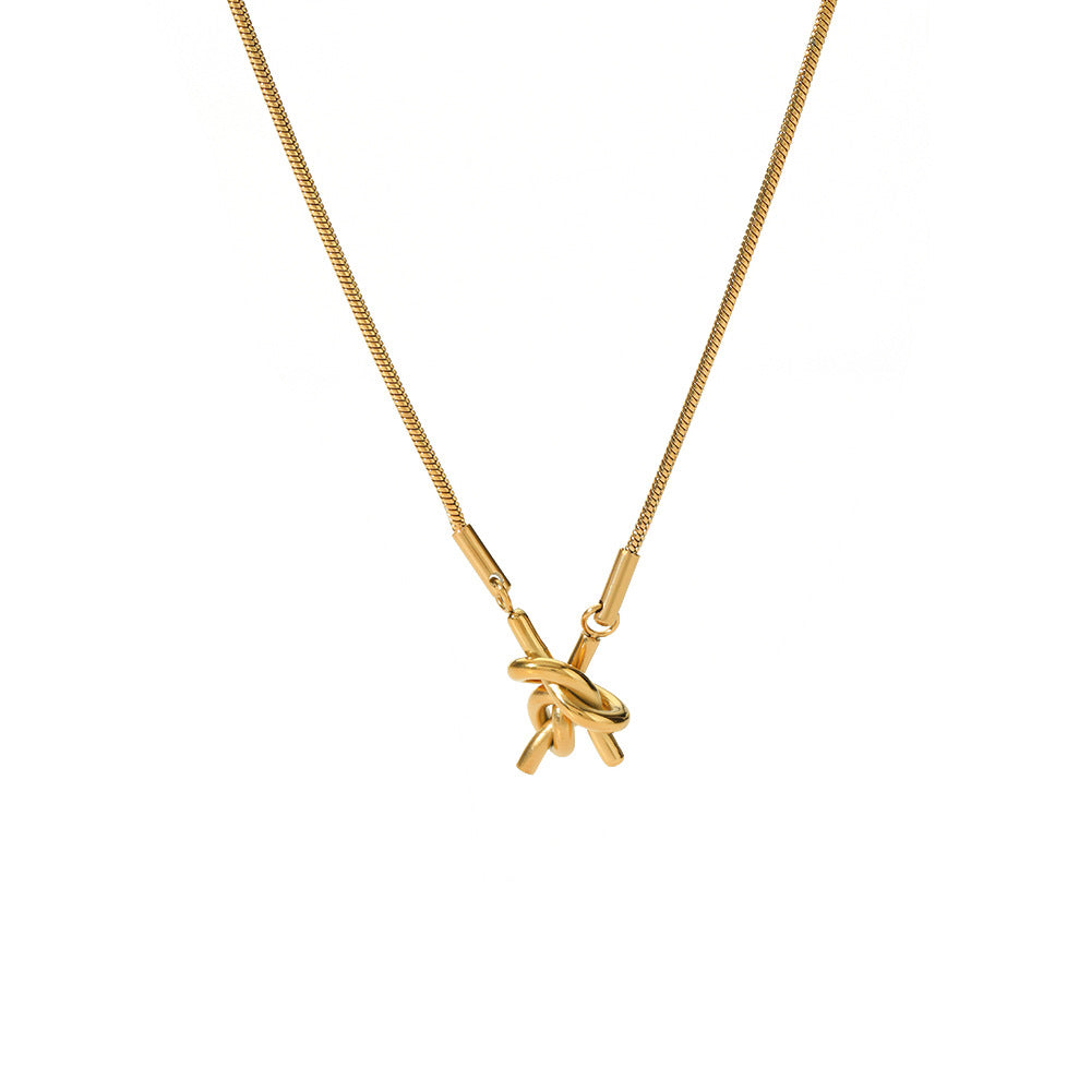 Collana pendente con nodo da marinaio minimalista da donna in acciaio inossidabile placcato oro 18 carati su catena ondulata