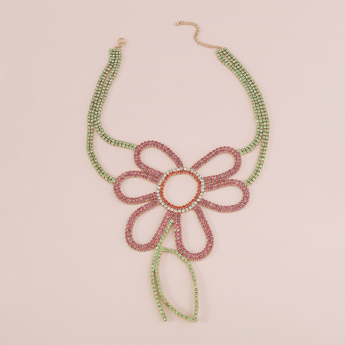 Collar con colgante de margarita geométrica dulce y atrevido con incrustaciones de pedrería y cadena de hierro chapada para mujer