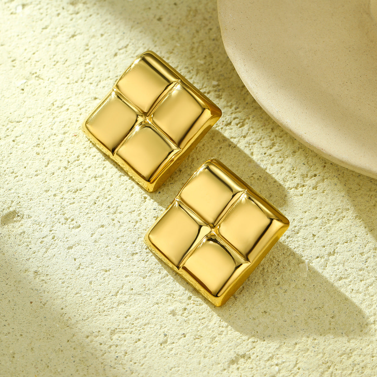 Pendientes minimalistas de acero inoxidable con baño de oro de 18K, patrón geométrico cuadrado y textura de rejilla mate