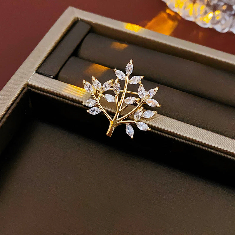 Vintage Style Animal Brooch in Alloy with Gold Plating for Women, Heart and Bowknot Shape, Lightweight Luxury Fashion Accessory