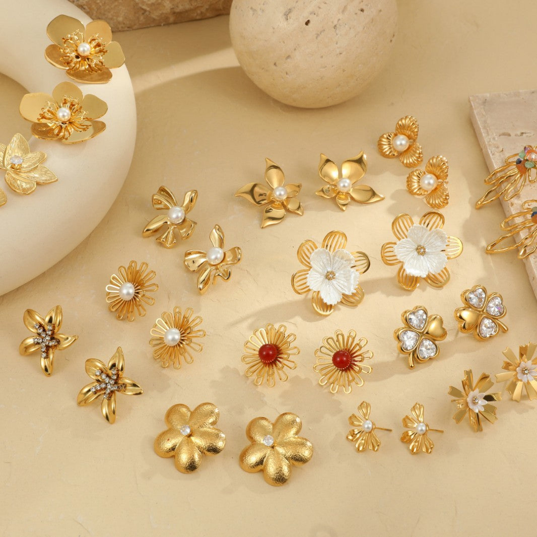 Orecchini da donna minimalisti geometrici a fiore in acciaio inossidabile con dettagli in perle e placcatura oro