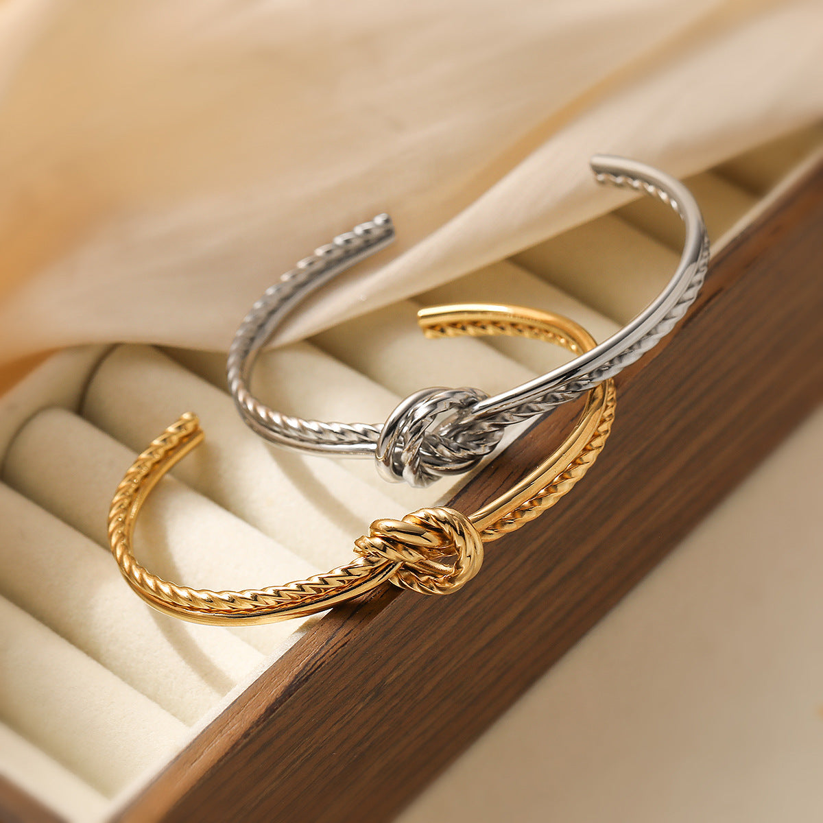 Bracciale minimalista da donna in acciaio inossidabile con apertura a nodo geometrico e finitura placcata
