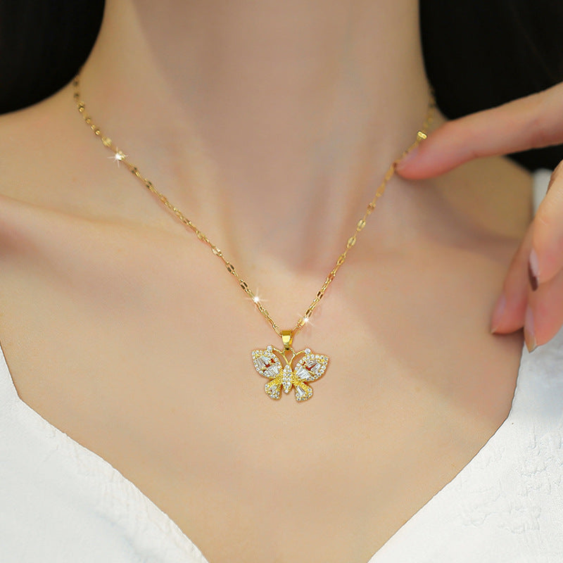 Collana pendente a farfalla minimalista in acciaio al titanio da donna con intarsio in strass e delicata catena clavicola