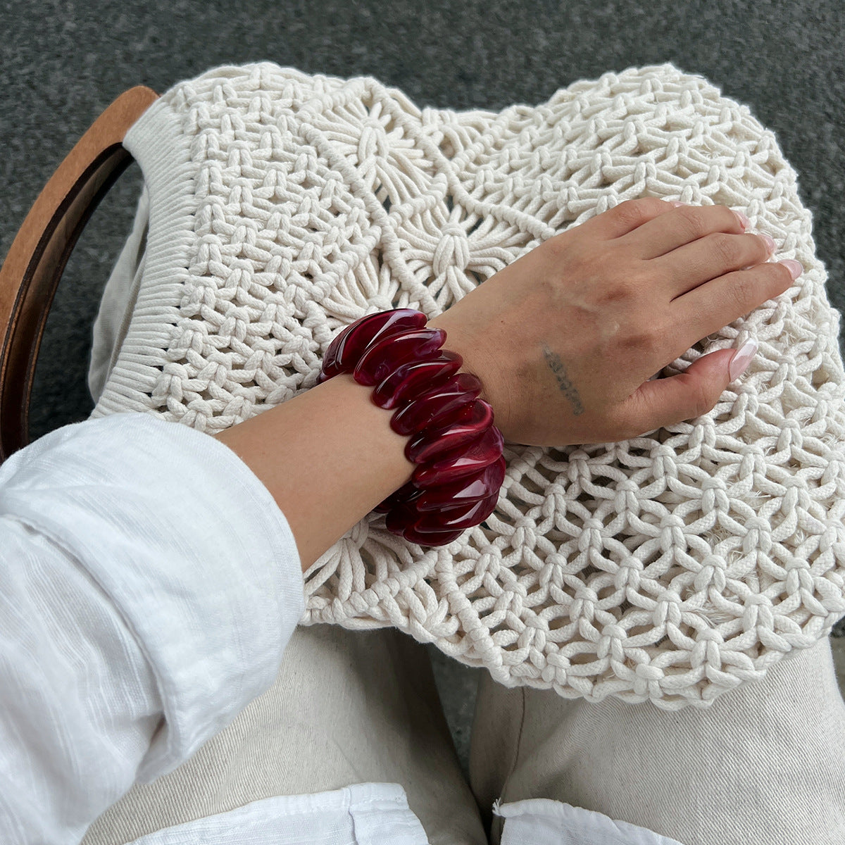 Pulsera de acrílico geométrica audaz con efecto jaspeado y banda flexible para mujer