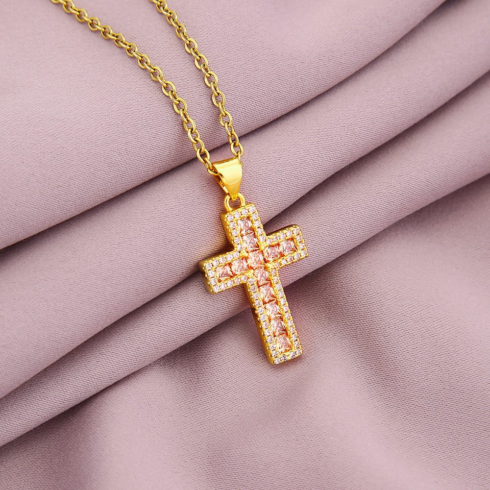 Collana pendente a croce minimalista da donna in rame con placcatura in oro e cristalli di zircone colorati su catena piatta a croce
