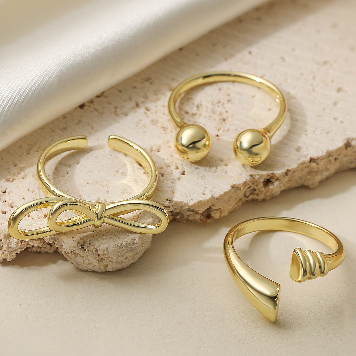 Anello Aperto Minimalista Geometrico a Fiocco per Donne in Rame con Placcatura in Oro 18K