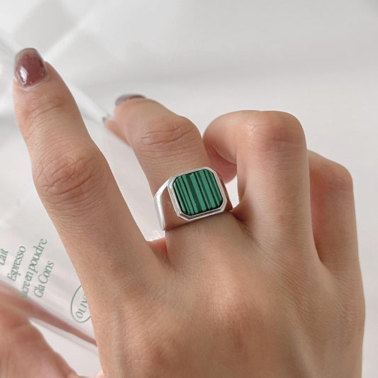 Anillo Minimalista Geométrico Verde Turquesa en Plata de Ley 925 con Patrón de Tierra Texturizado
