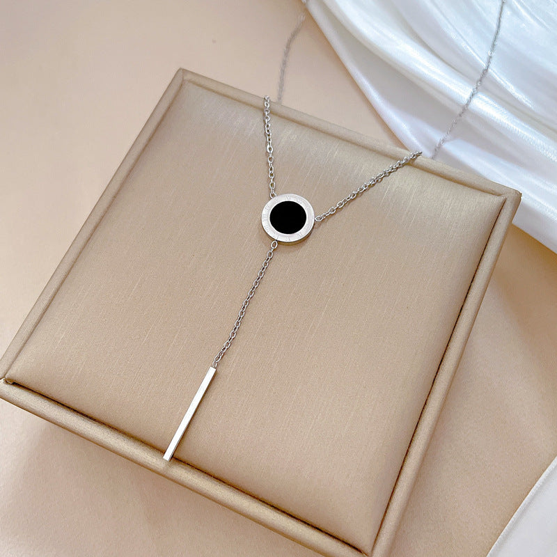 Collana a catena girocollo minimalista in acciaio al titanio con ciondolo geometrico e dettagli floreali