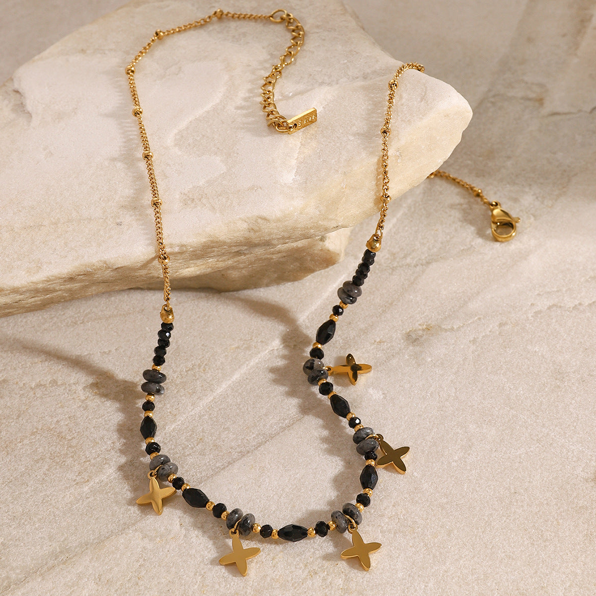 Collana rotonda pendente minimalista in acciaio inossidabile con ciondolo in acciaio al titanio e finitura galvanizzata per donna