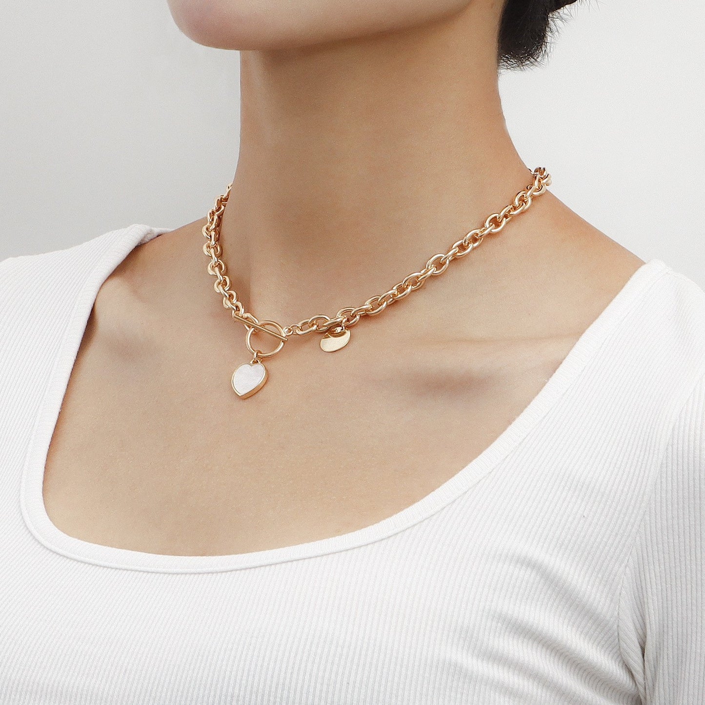 Minimalist Heart-Shaped Mother-of-Pearl Pendant Necklace for Women Alloy Chain with Plating Finish Clavicle Chain