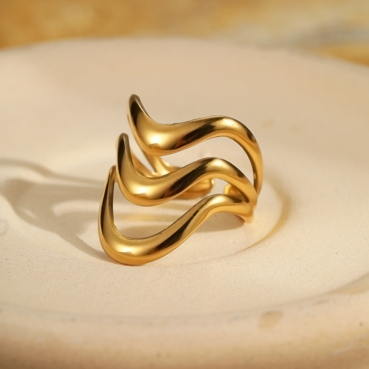 Anillo ajustable de acero inoxidable chapado para mujer con forma de onda minimalista