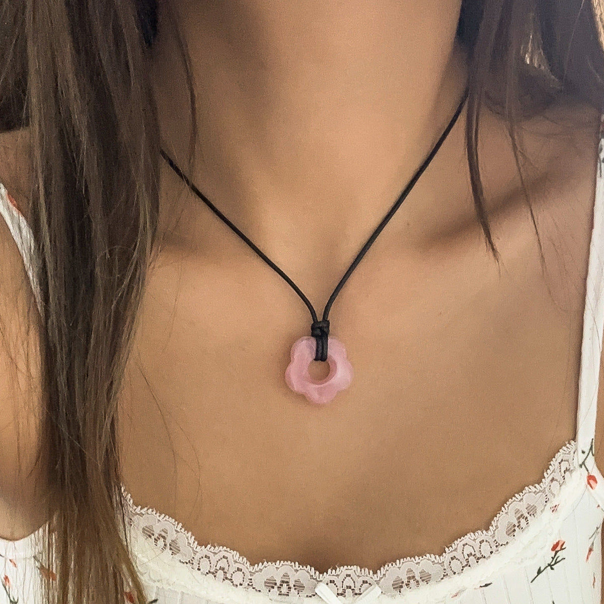 Collana con Pendente Floreale Rustico da Donna con Design Acrilico Intagliato su Cordino di Cotone Cerato