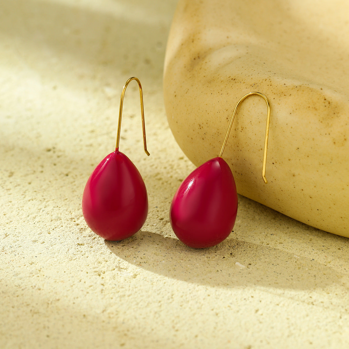 Pendientes colgantes de acero de titanio minimalistas de moda para mujer con revestimiento de esmalte y acabado chapado