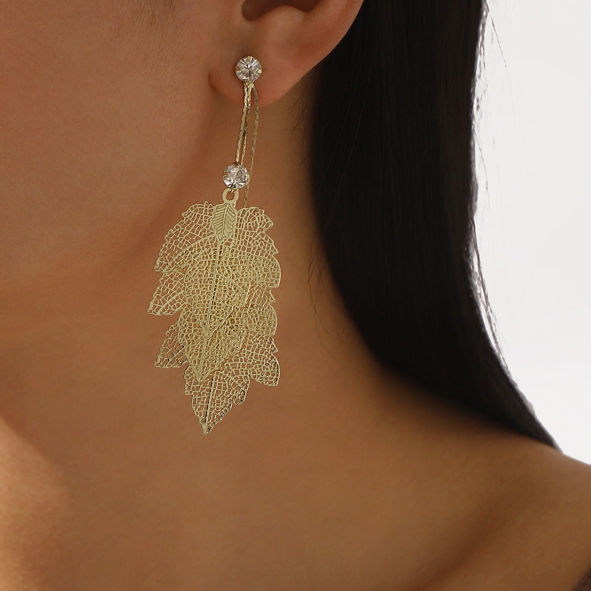 Pendientes Minimalistas Geométricos con Forma de Hoja, Textura Calada, Base de Hierro y Incrustaciones de Pedrería, Acabado Galvanizado para Mujer