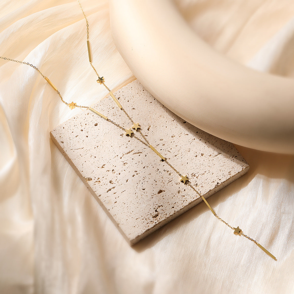 Collana con pendente geometrico minimalista in acciaio inossidabile con placcatura in oro 18 carati da donna
