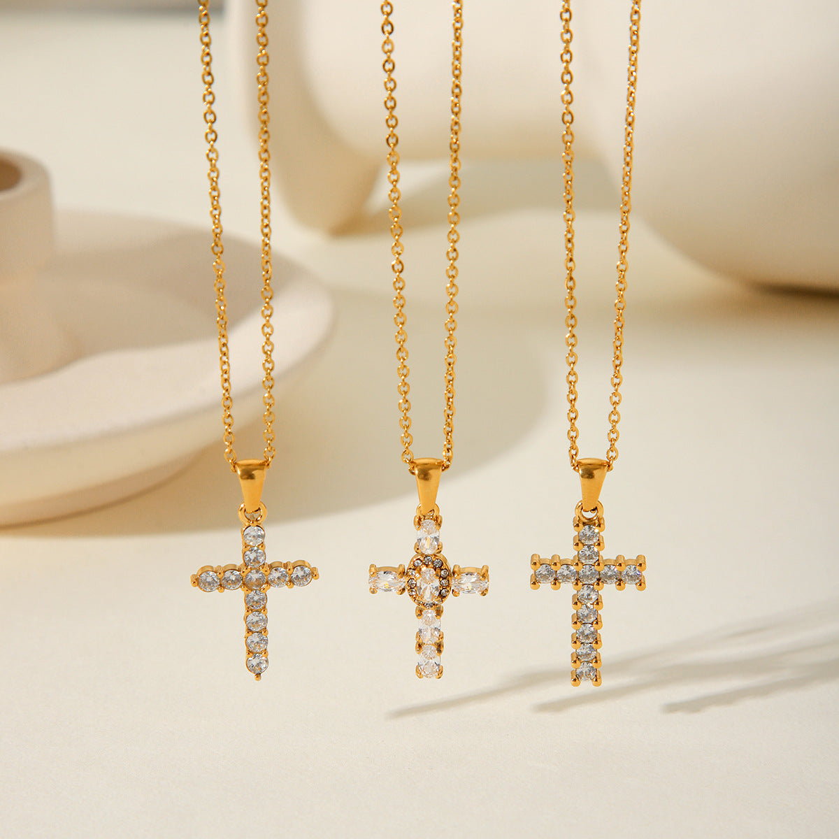 Collar con colgante de cruz minimalista de acero inoxidable con incrustaciones de diamantes de imitación y acabado chapado para mujer