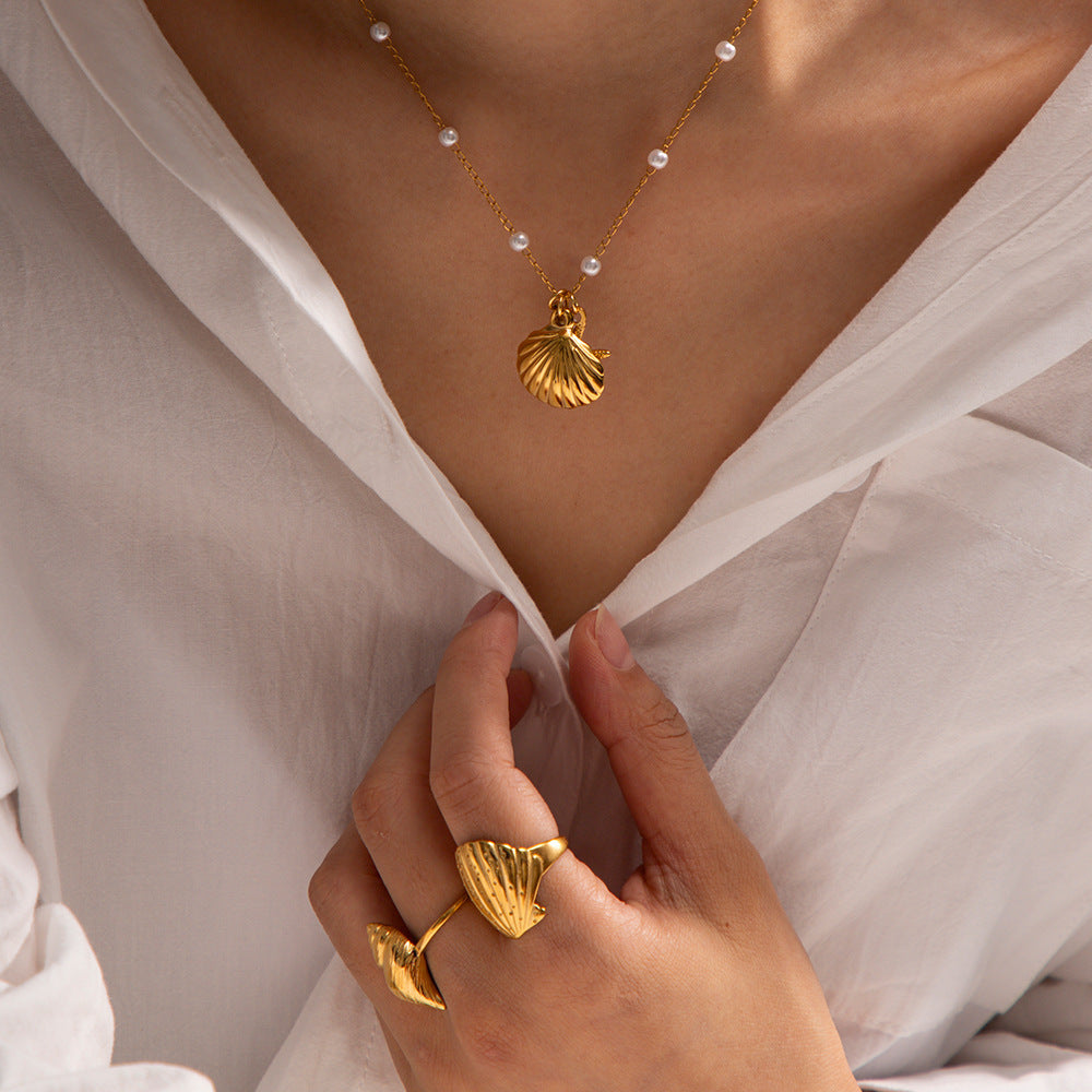 Collana minimalista con stella marina e conchiglia geometrica in acciaio inossidabile con ciondolo in acciaio al titanio e finitura placcata per donna