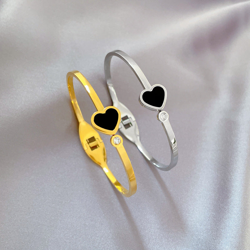 Pulsera Minimalista Retro de Corazón de Acero Titanio con Acabado Chapado para Mujer