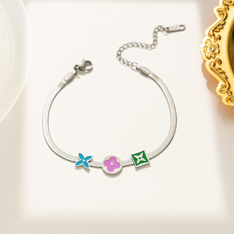 Collar minimalista geométrico de titanio y acero con acabado esmaltado para mujer, delicado collar de cadena fina con acento floral de color contrastante