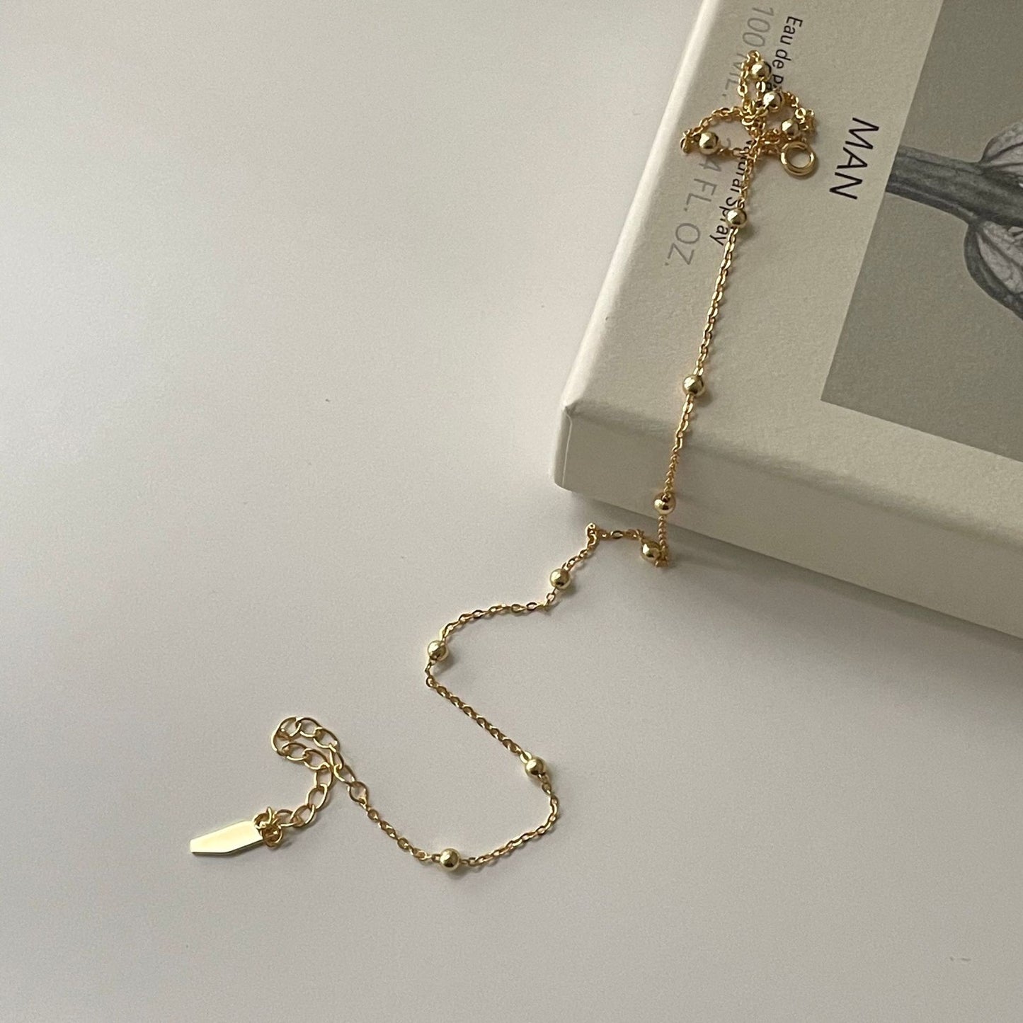 Deliziosa collana in argento sterling 925 placcato oro con dettagli a pois e a righe