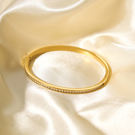 Bracciale a fascia rigida vintage minimalista da donna in acciaio al titanio placcato oro 18 carati con intarsio di zirconi bianchi