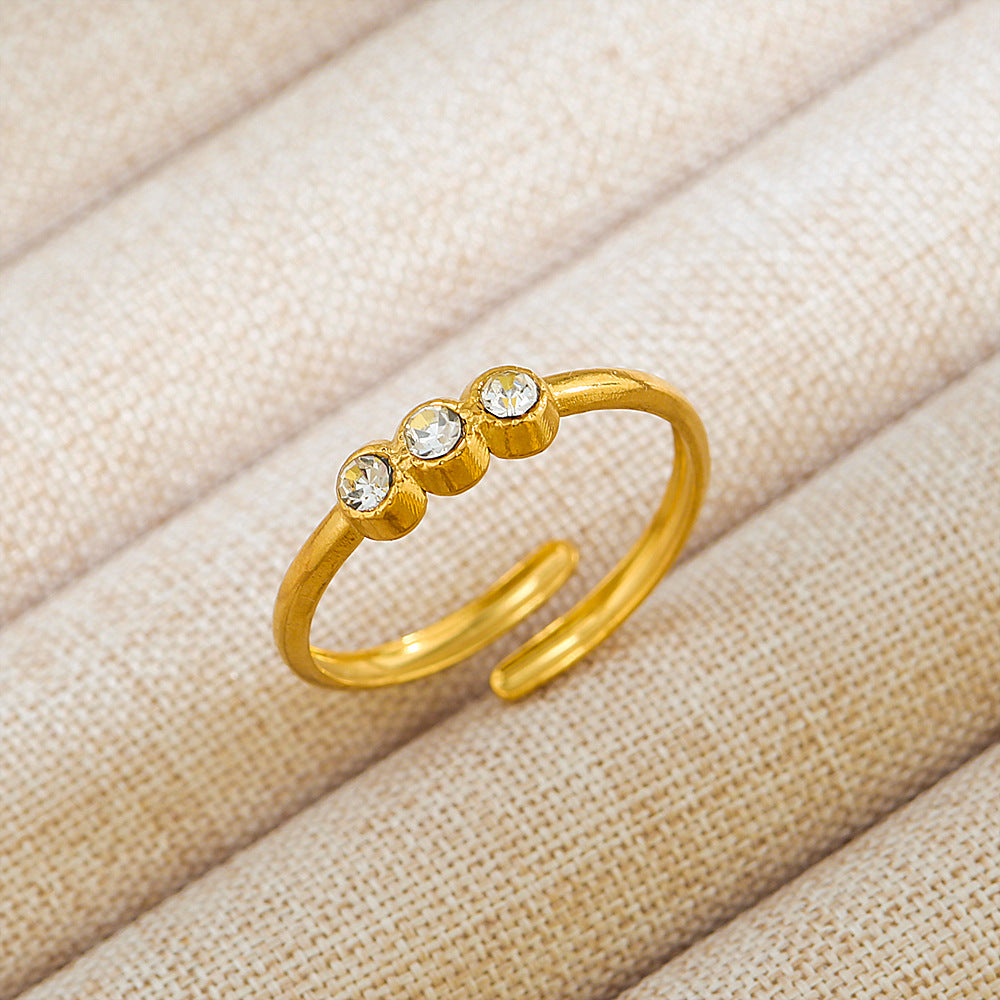 Anillo de Acero Titanio en Forma de U Geométrico Estilo Punk con Baño de Oro de 18K y Piedra Ovalada de Lava Micro-Pavé