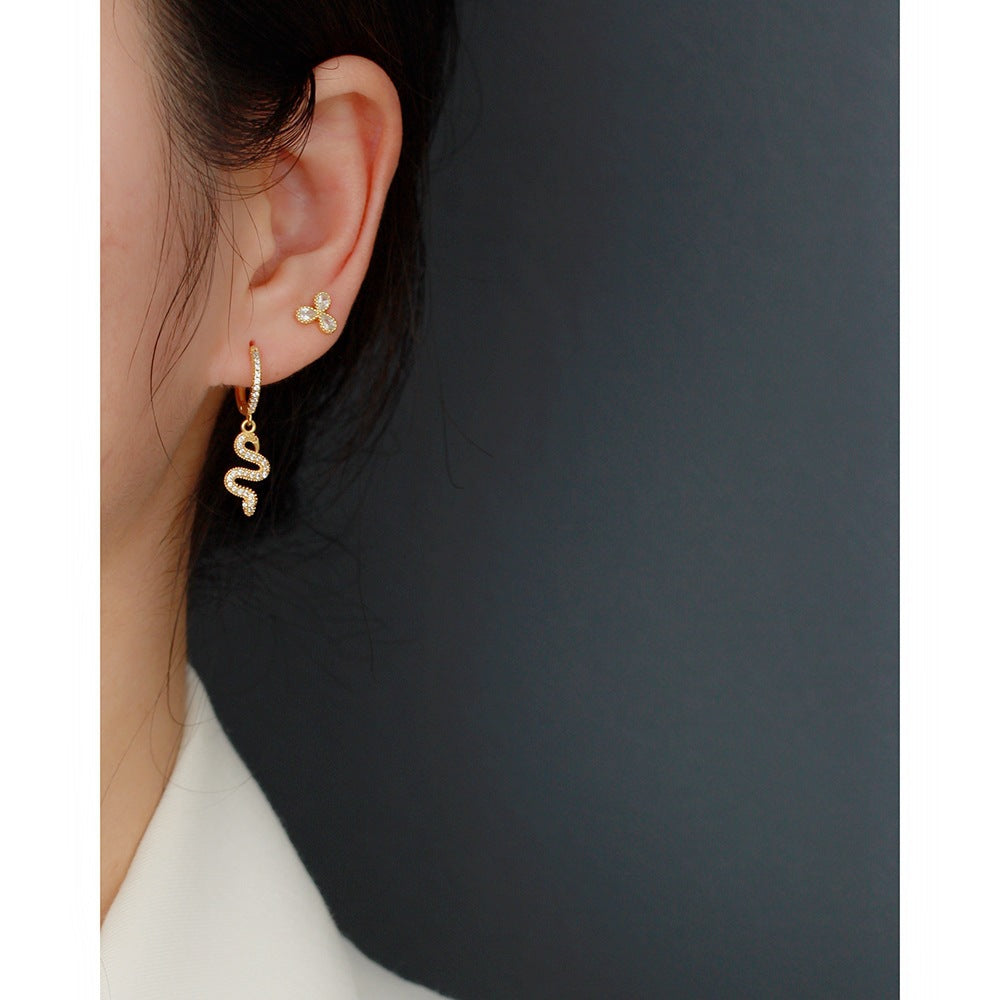 Orecchini a perno con intarsio floreale in argento sterling 925 e zirconi cubici