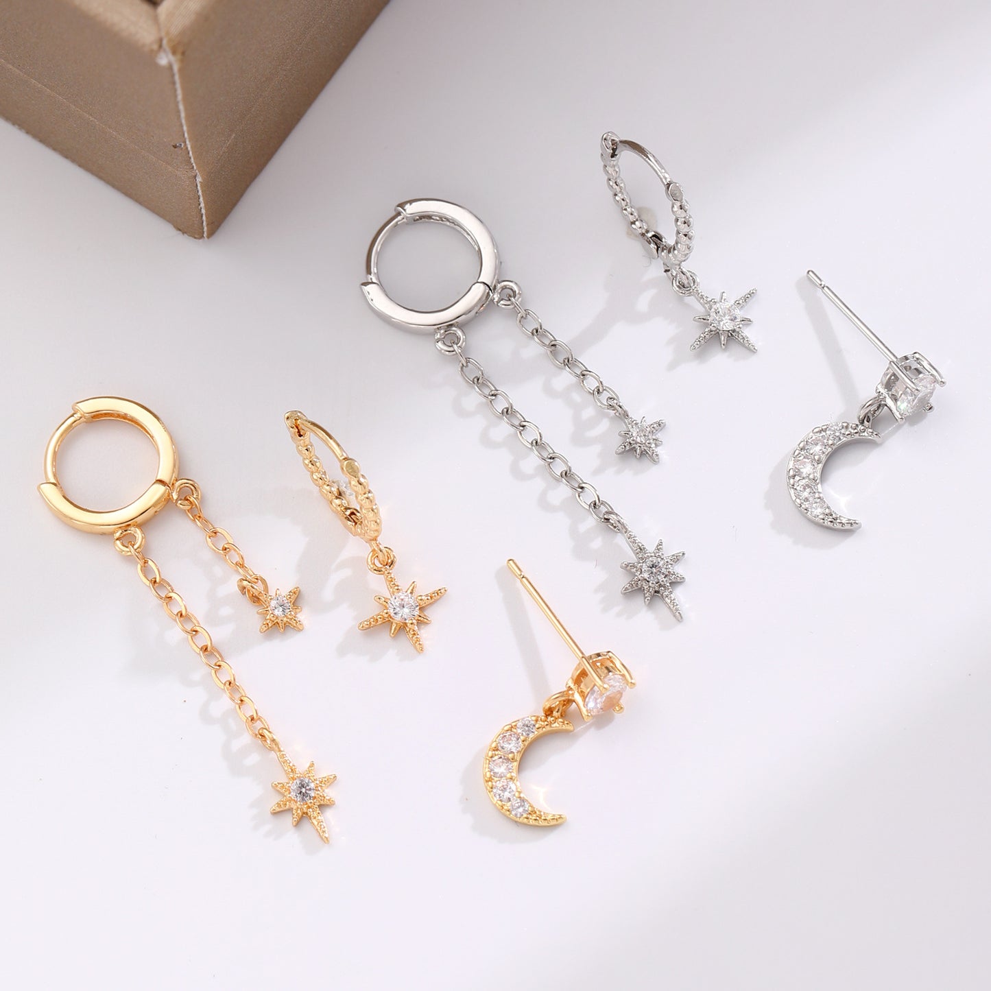 Orecchini Asimmetrici a Stella e Forma Geometrica con Zirconi, Base in Rame Galvanizzato, Perni in Oro 14K, Accessorio Moda Unisex