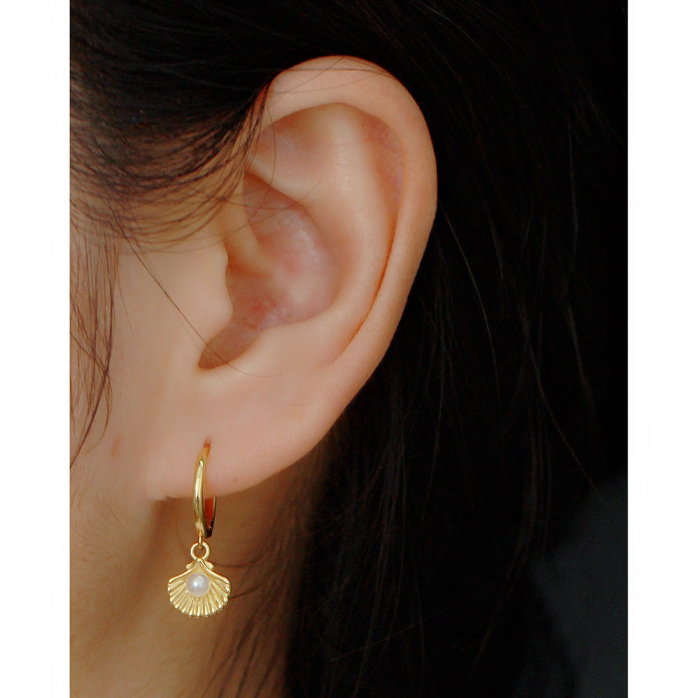 Pendientes minimalistas de perlas de concha para mujer en plata de ley con acabado chapado