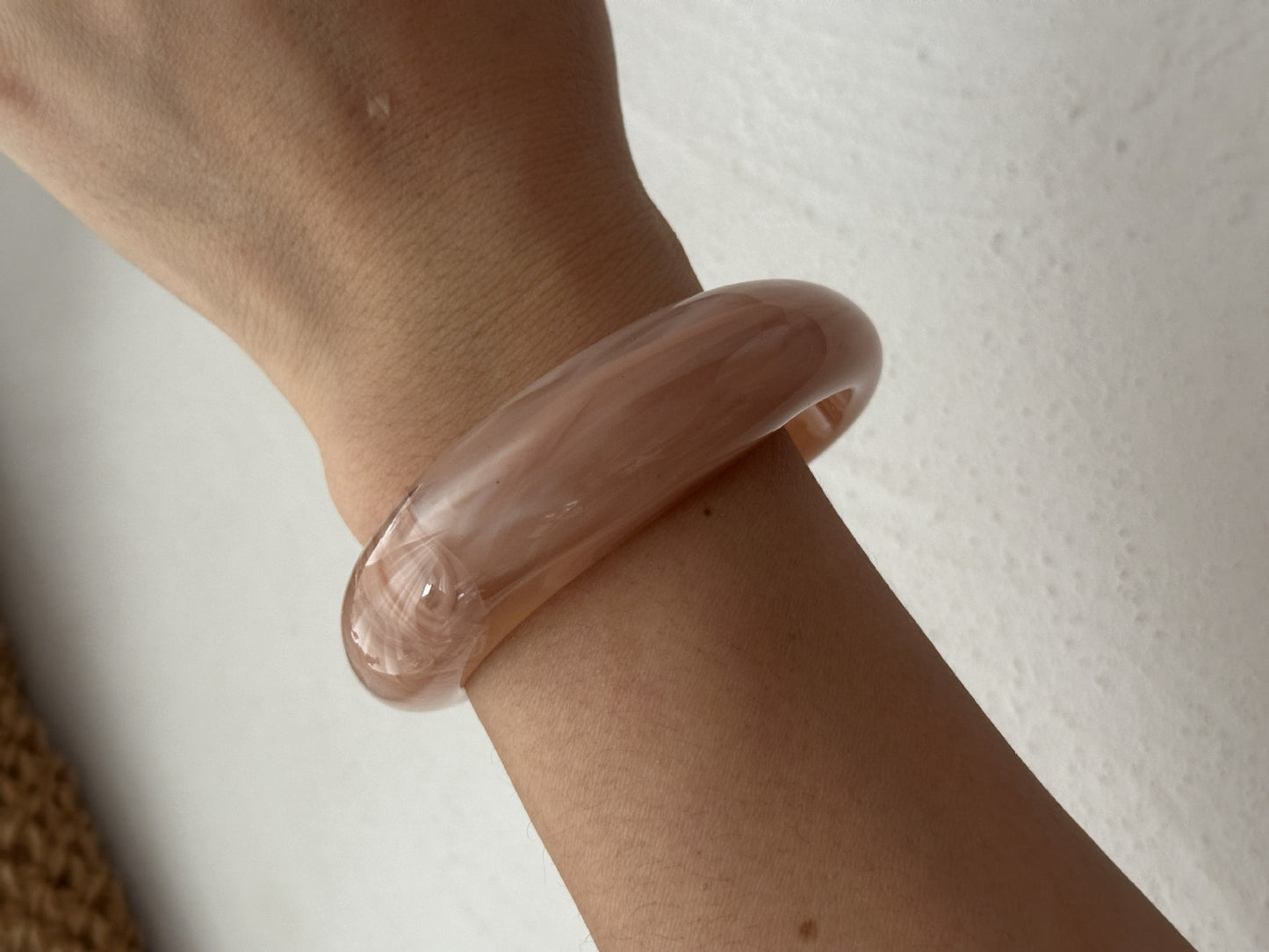 Bracciale da donna minimalista con olio a goccia in resina geometrica sfumata
