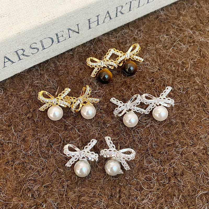 Eleganti Orecchini con Fiocco in Stile Vintage, Perla Sintetica e Intarsi in Zirconi su Perni in Acciaio Inossidabile