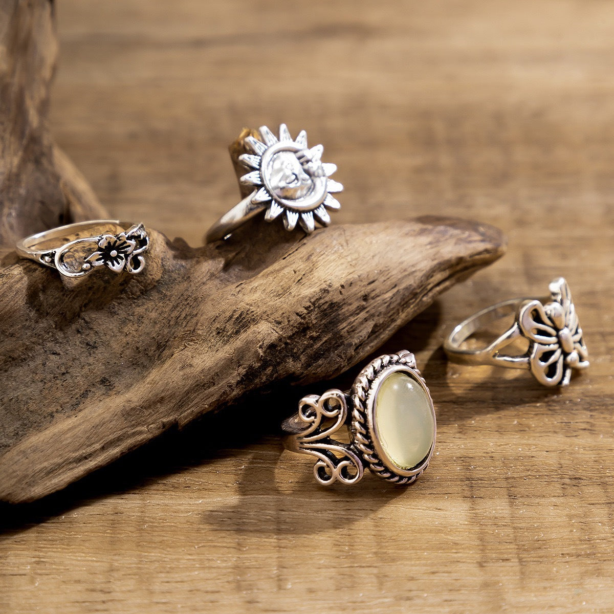 Collana con ciondolo geometrico a forma di stella e luna in lega bohémien placcata con nappa e perline da donna