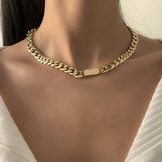 Collana personalizzata geometrica placcata in lega con catena spessa a croce e chiusura in metallo