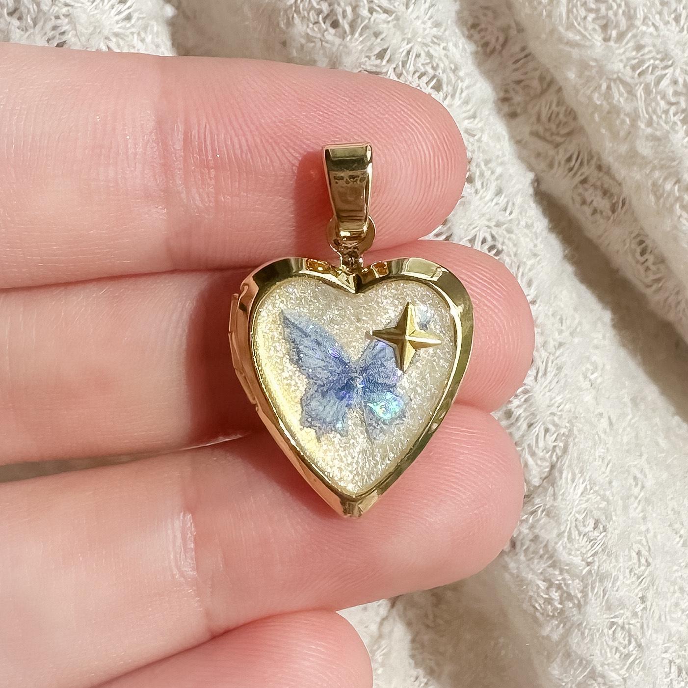 Colgante con dije de barra de aceite por goteo de mariposa y corazón de latón chapado en oro de 18 quilates vintage