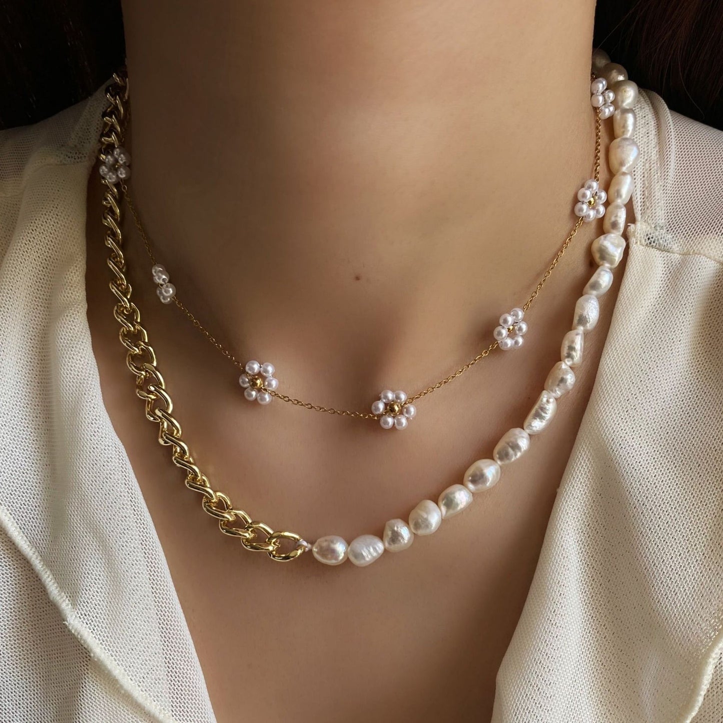 Collar con Colgante Minimalista de Flor de Margarita en Acero Inoxidable con Acentos de Acero de Titanio y Acabado Chapado para Mujer