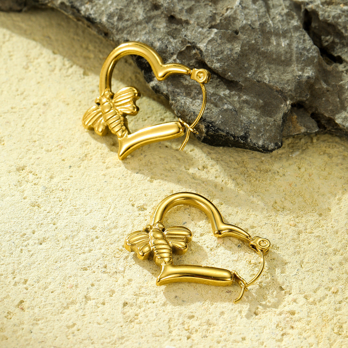 Orecchini da donna alla moda e minimalisti a forma di cuore e fiocco in acciaio al titanio placcati in oro 18 carati