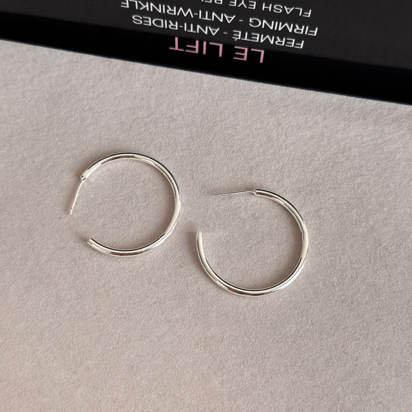Orecchini a cerchio geometrici rotondi minimalisti da donna con base in rame placcato oro e perni in argento sterling 925, gioielli eleganti di lusso adatti all'ufficio