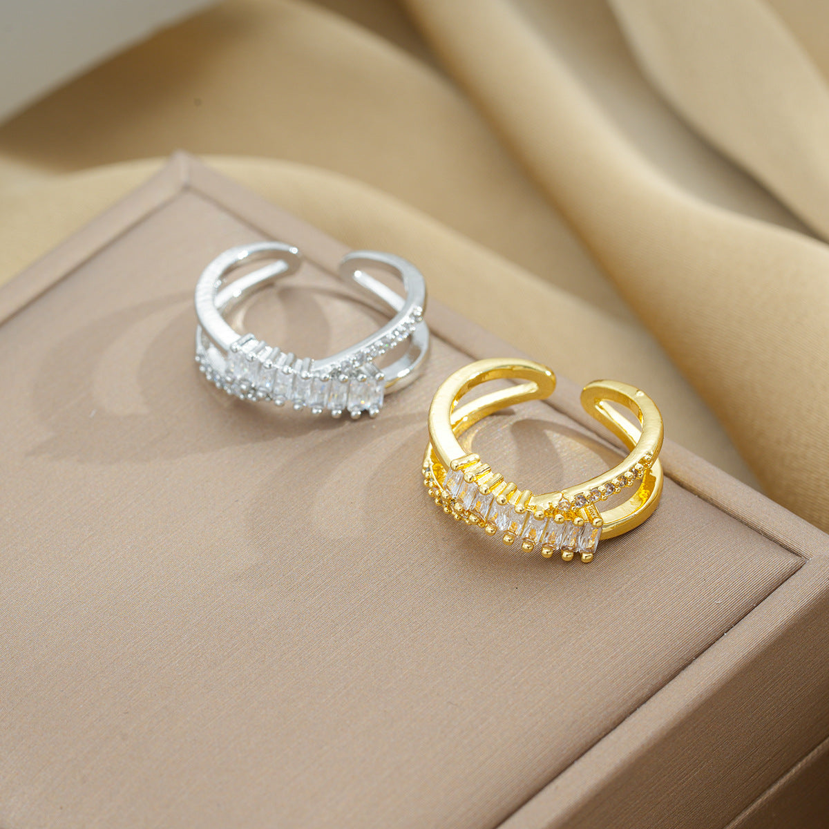 Anello Minimalista Geometrico in Acciaio al Titanio con Placcatura Sottovuoto da Donna, Regolabile, Aperto