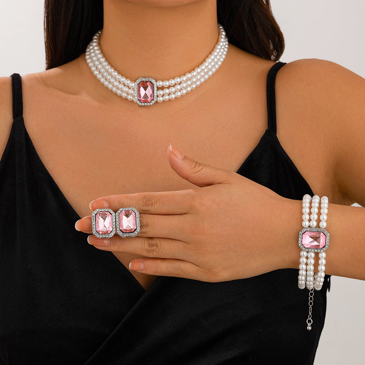 Collana girocollo vintage in resina geometrica in stile francese con pendente in lega e catena di perline per donne