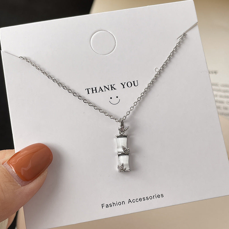 Collana con ciondolo minimalista in bambù per donna con catena a scatola in acciaio al titanio a forma di foglia, placcata sottovuoto, catena per il collo leggera di lusso