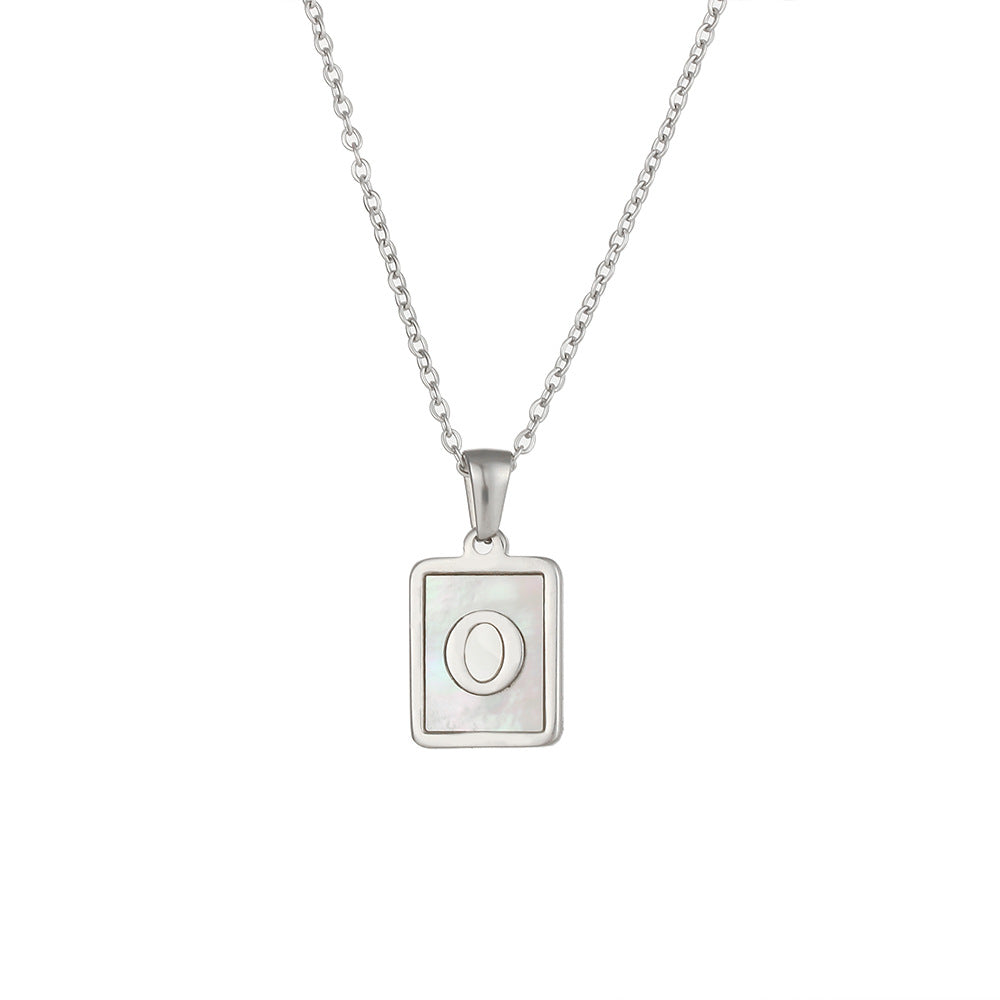Collana con Ciondolo a Lettera Minimalista in Acciaio al Titanio per Donna con Finitura Galvanizzata e Intarsio in Madreperla Bianca Naturale