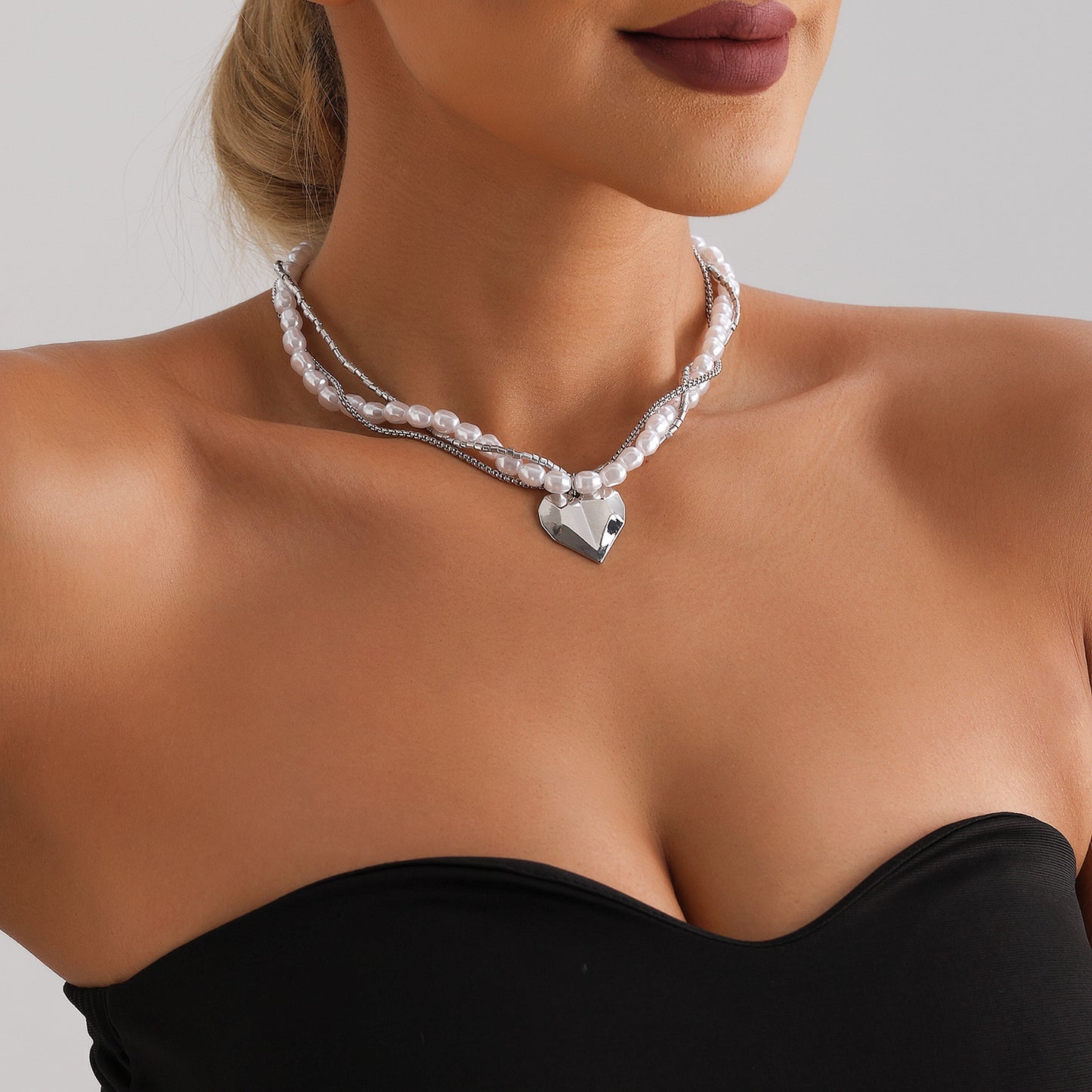 Sweet and Edgy Heart-Shaped Geometric Alloy Pendant Clavicle Necklace with Plated Finish Fashion Layered Necklace for Women