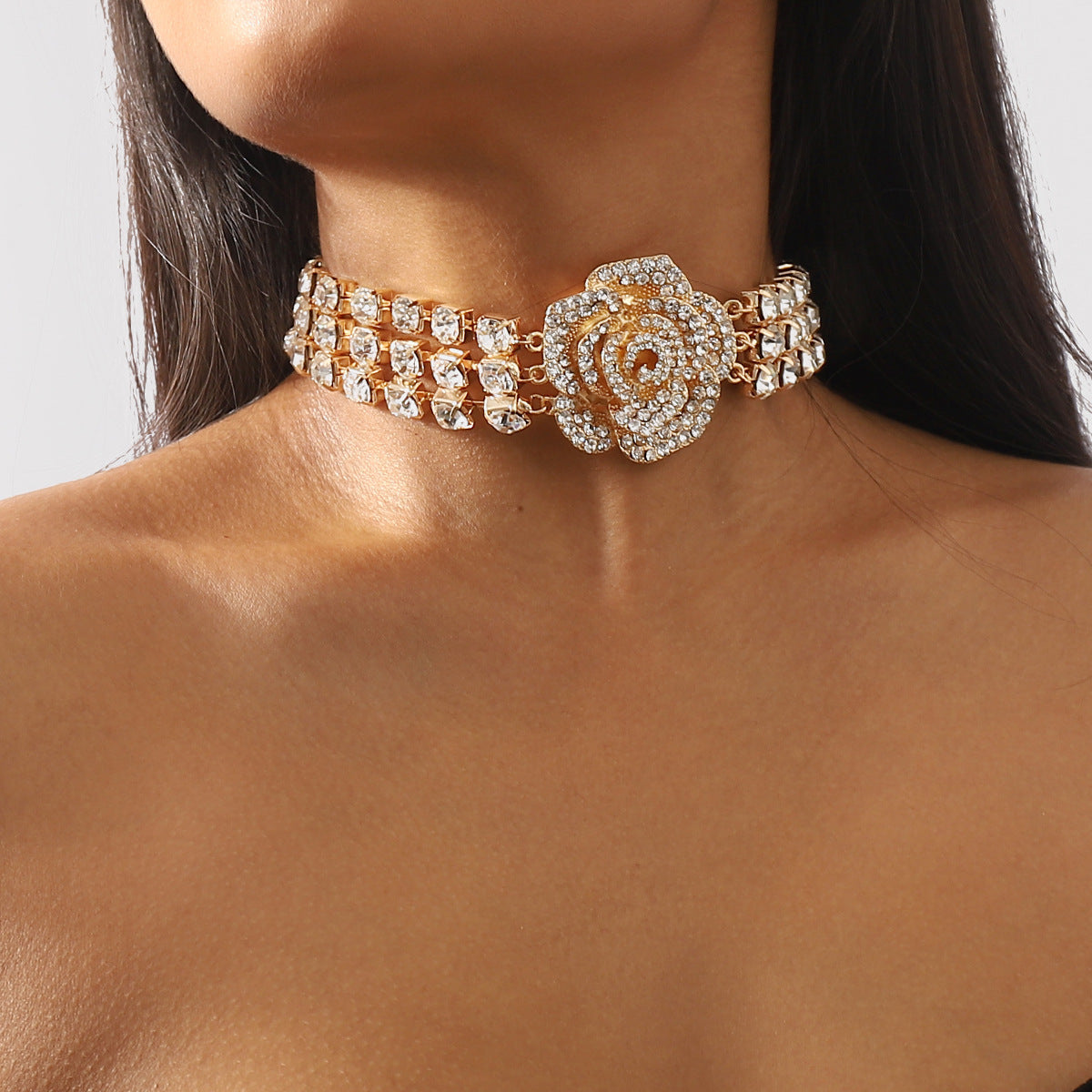 Collar con colgante de flor de rosa 3D dulce y atrevido con incrustaciones de diamantes de imitación sobre base de resina, cadena a la altura de la clavícula para mujer