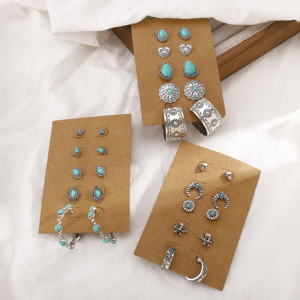 Orecchini bohémien vintage in lega a forma di cuore con intarsio turchese e intaglio floreale