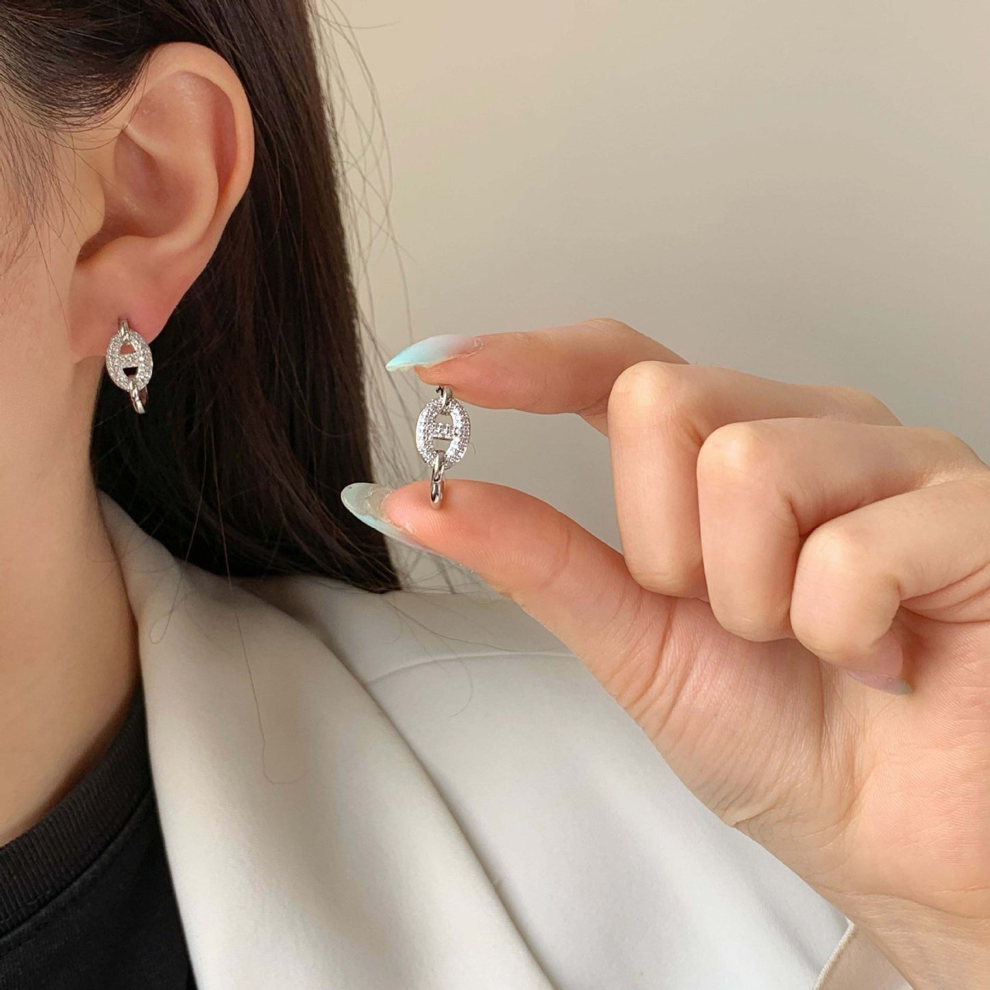 Orecchini a perno minimalisti a forma di naso di maiale in rame placcato oro 18 carati con intarsio completo di strass per donna