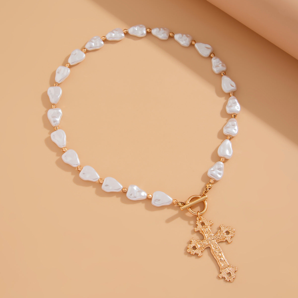 Collana asimmetrica di perle barocche con charm a croce e chiusura a T per donna, forma geometrica, pendente in lega galvanizzata su catena annodata a mano