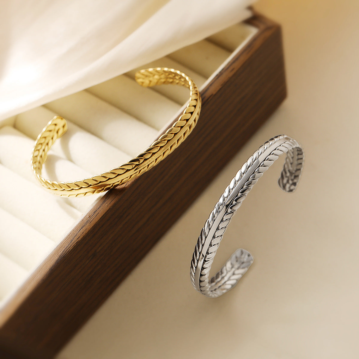 Bracciale a Spiga di Grano Minimalista in Acciaio Inossidabile da Donna con Placcatura in Oro 18K e Design a Bracciale Aperto Regolabile