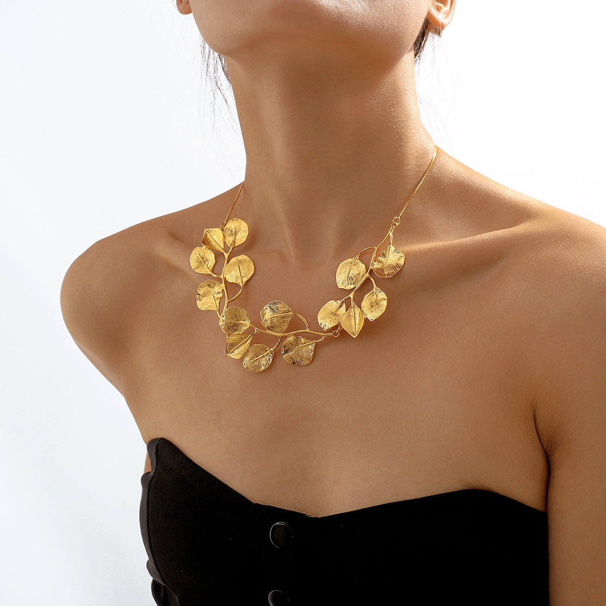 Collar con colgante de hoja geométrica dulce y atrevida en aleación con acabado galvanizado para mujer