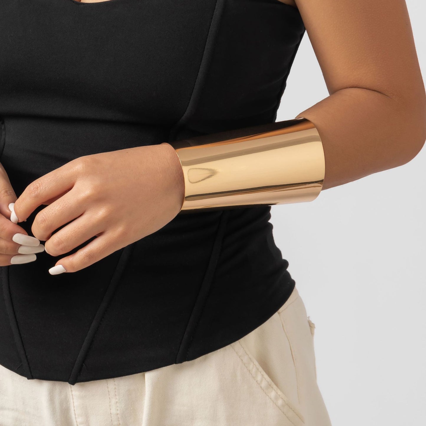 Braccialetto a polsino geometrico in metallo da donna, tono freddo minimalista, con finitura placcata